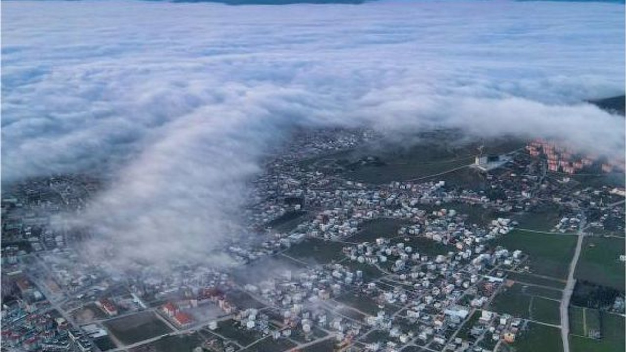 Bandırma’da Yoğun Sis Eşsiz Manzaralar Yarattı