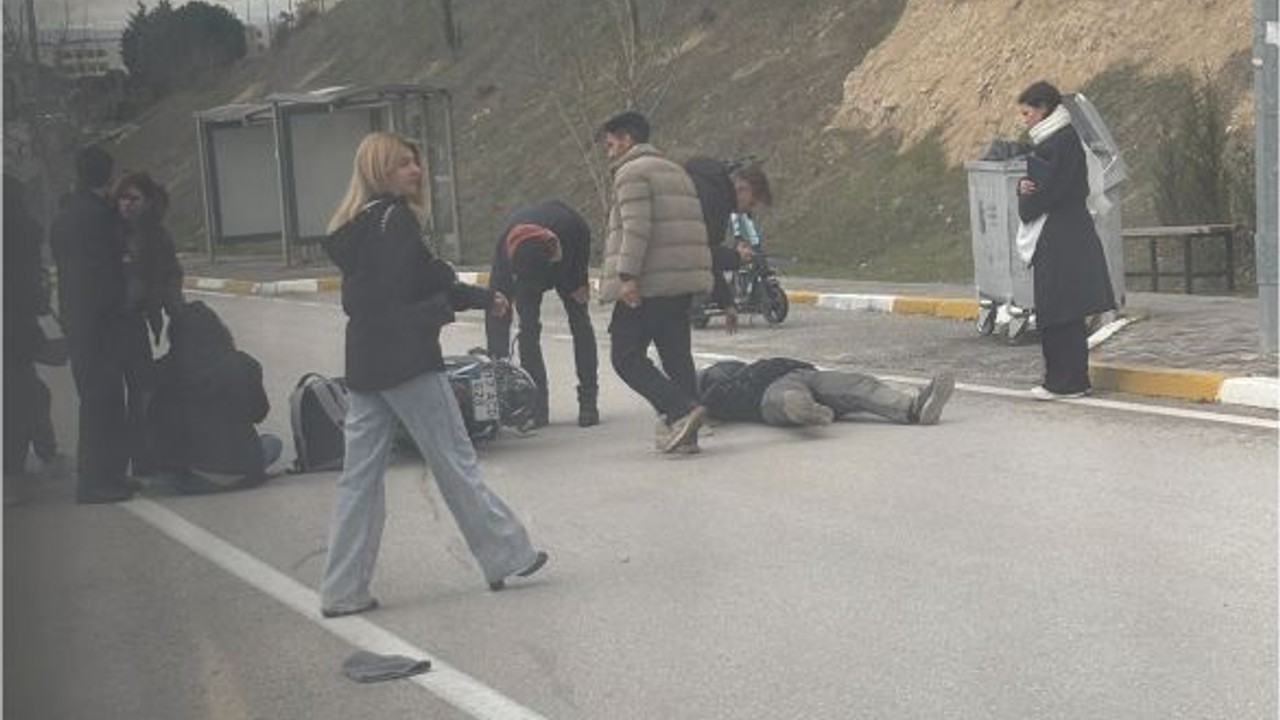 Kampüste Kaza! Motorcu Yayaya Çarptı