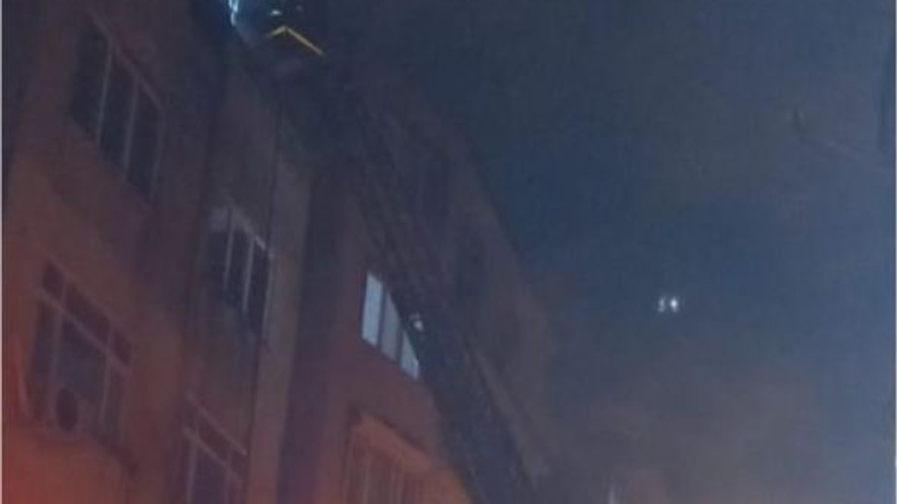 Balıkesir'de Apartmanın Çatısı Alev Aldı!
