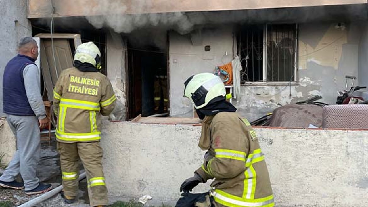 Ayvalık'ta 3 Katlı Binada Korkutan Yangın