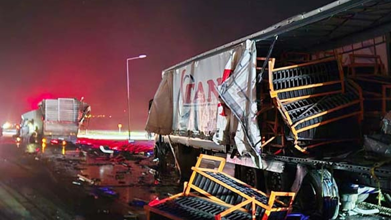 Balıkesir Bursa Yolunda 2 Tır Çarpıştı: 1 Yaralı