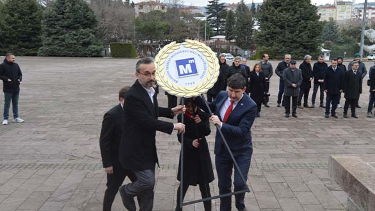 Balıkesir SMMM Odası’ndan Atatürk Anıtı’na Çelenk Sunumu