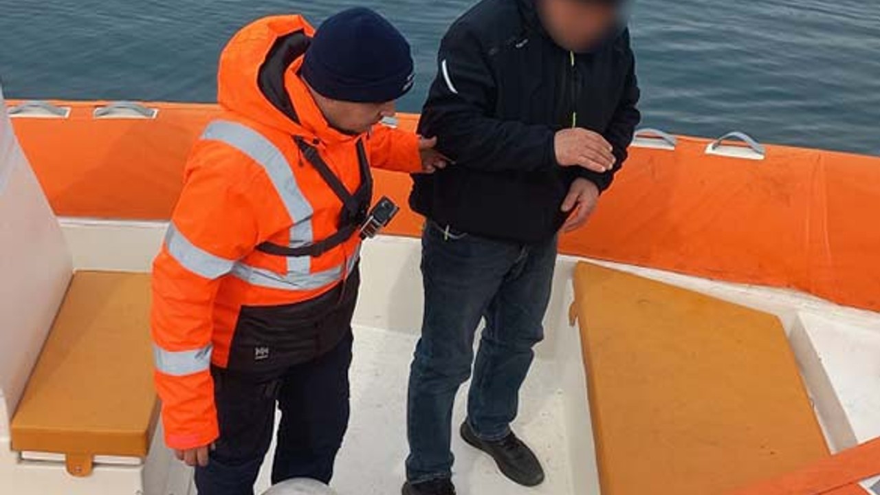 Balıkesir Sahil Güvenlik, Denizde Rahatsızlanan Yolcuyu Kurtardı