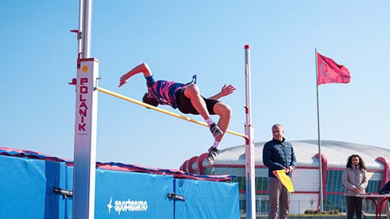 Balıkesir’de Okul Sporları Atletizm Müsabakaları Başladı
