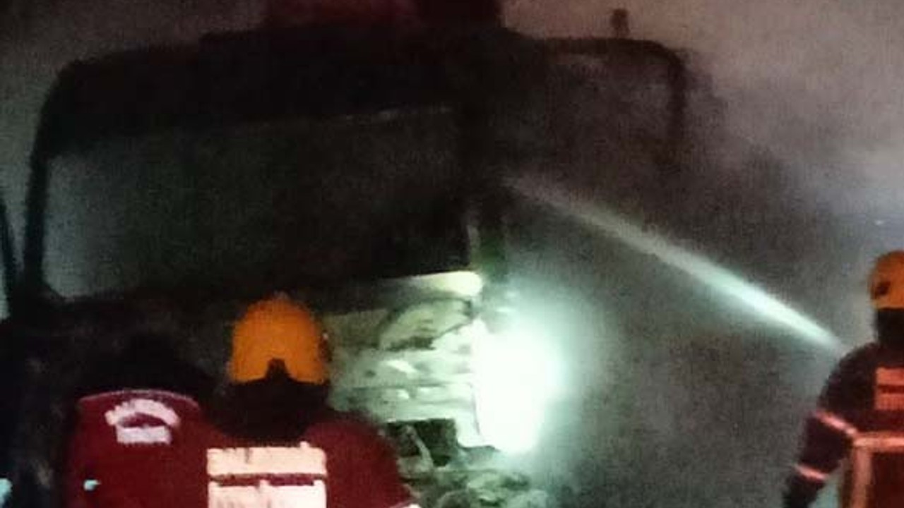 Balıkesir'de Tır Yangını: Ekipler Hızlı Müdahale Etti