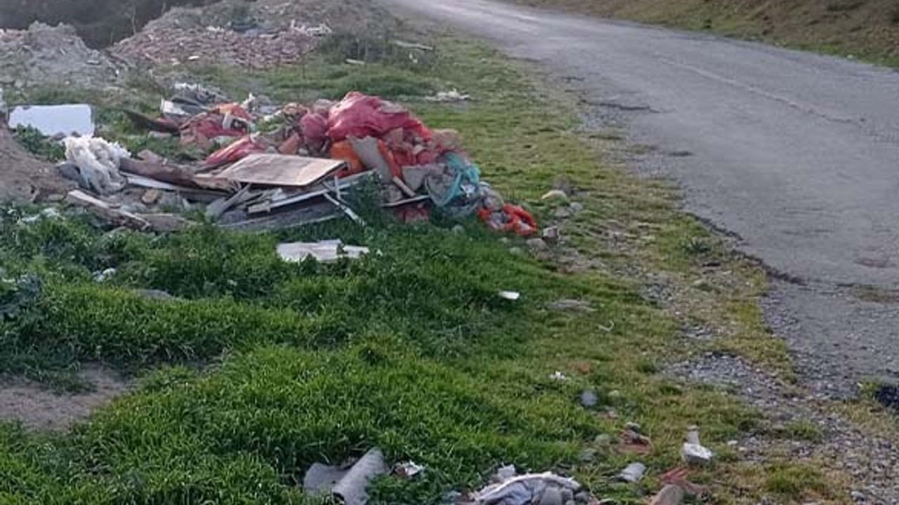 Balıkesir'de Yol Kenarına Atılan Atıklar Çevre Kirliliği Yaratıyor