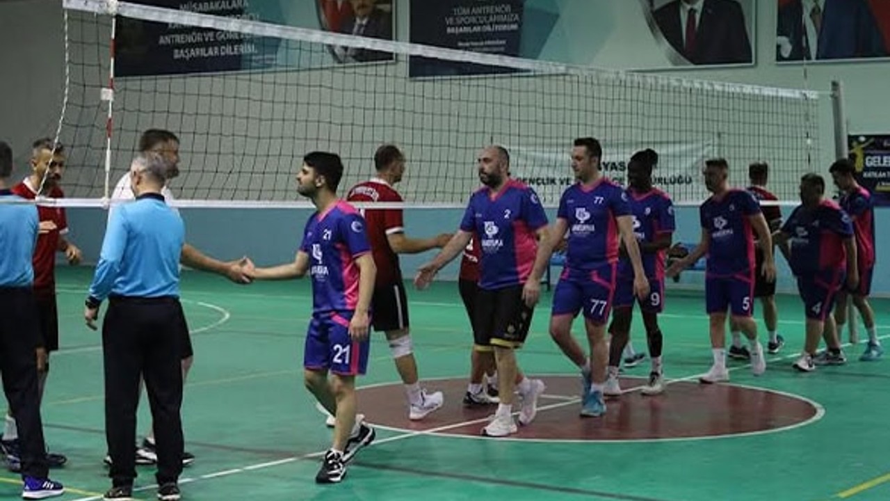Bandırma Belediyesi Erkek Voleybol Takımı Manyas Çeltik Turnuvası’nda 3. Oldu