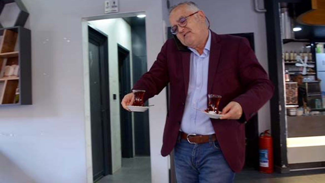 Prof. Dr. Gökdeniz, İki Elinde Çay Bardağıyla Görüntülendi