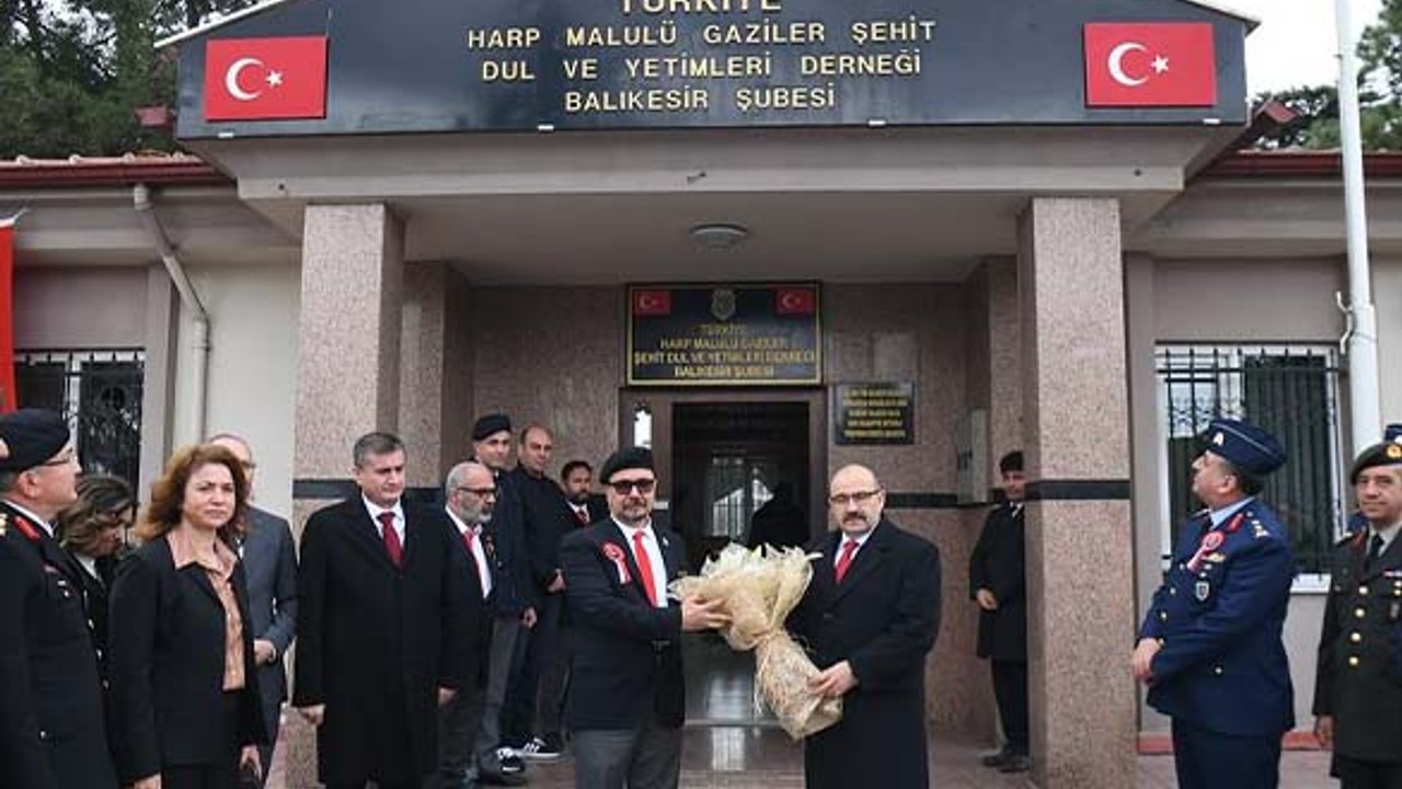 Vali Ustaoğlu'ndan 18 Mart Çanakkale Zaferi Ziyaretleri