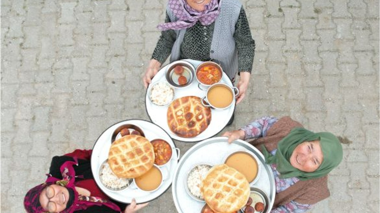 Balıkesirli Yemeğini Tepsisinde Yiyor