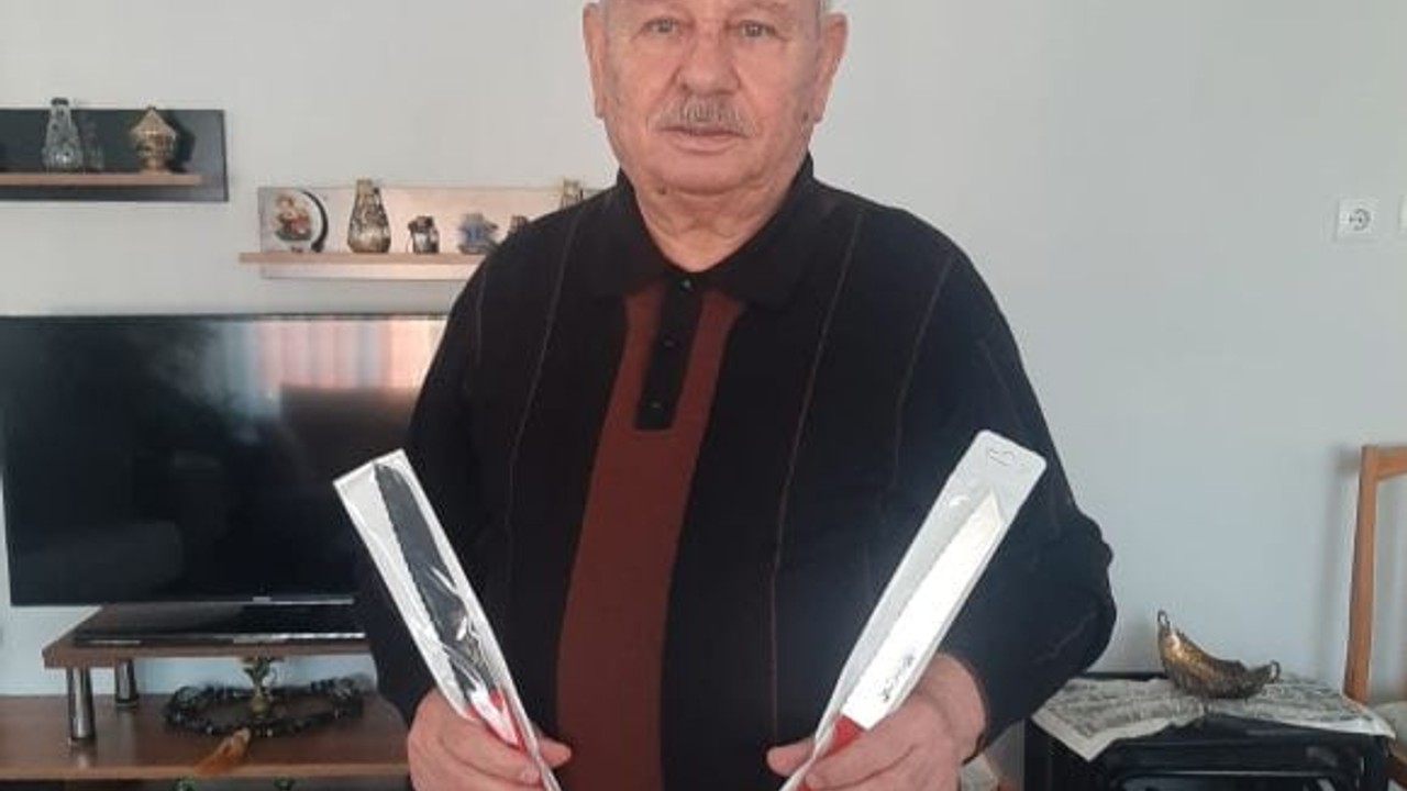 Hediyenin Böylesi Sevdiği Kişilere Bıçak Hediye Ediyor