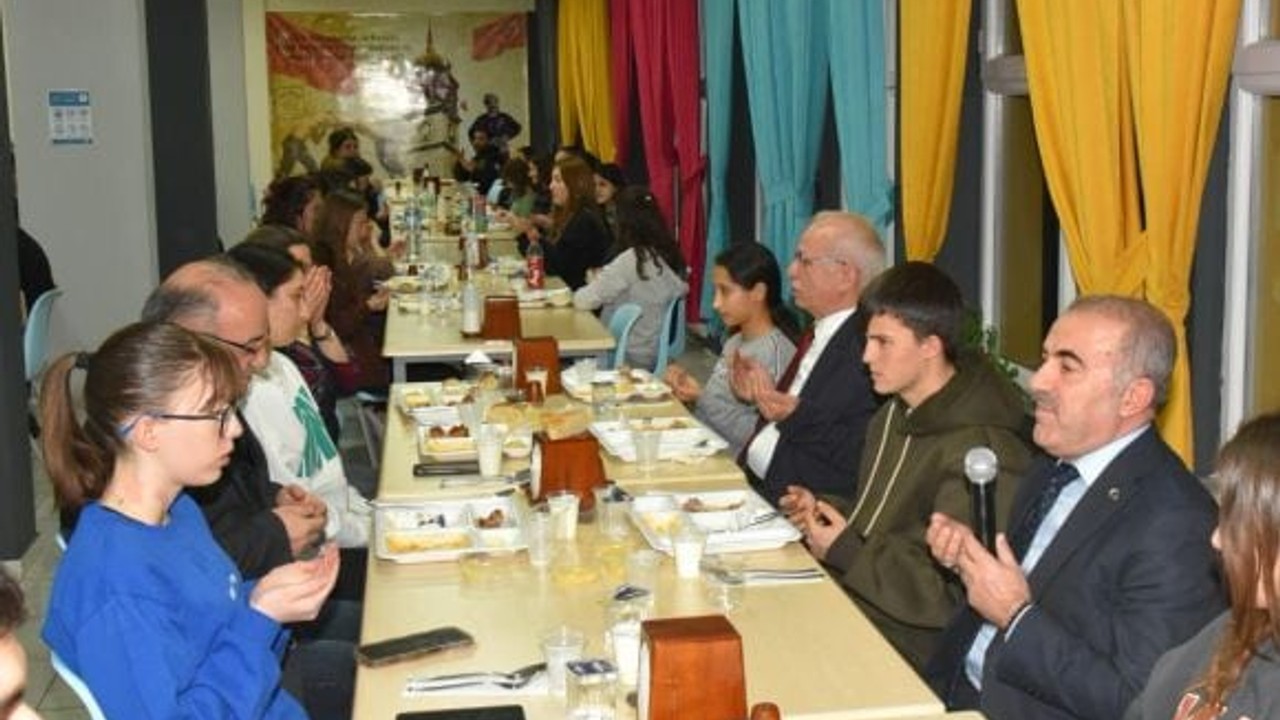 Müdür Demir İftarda Öğrencilerle Buluştu