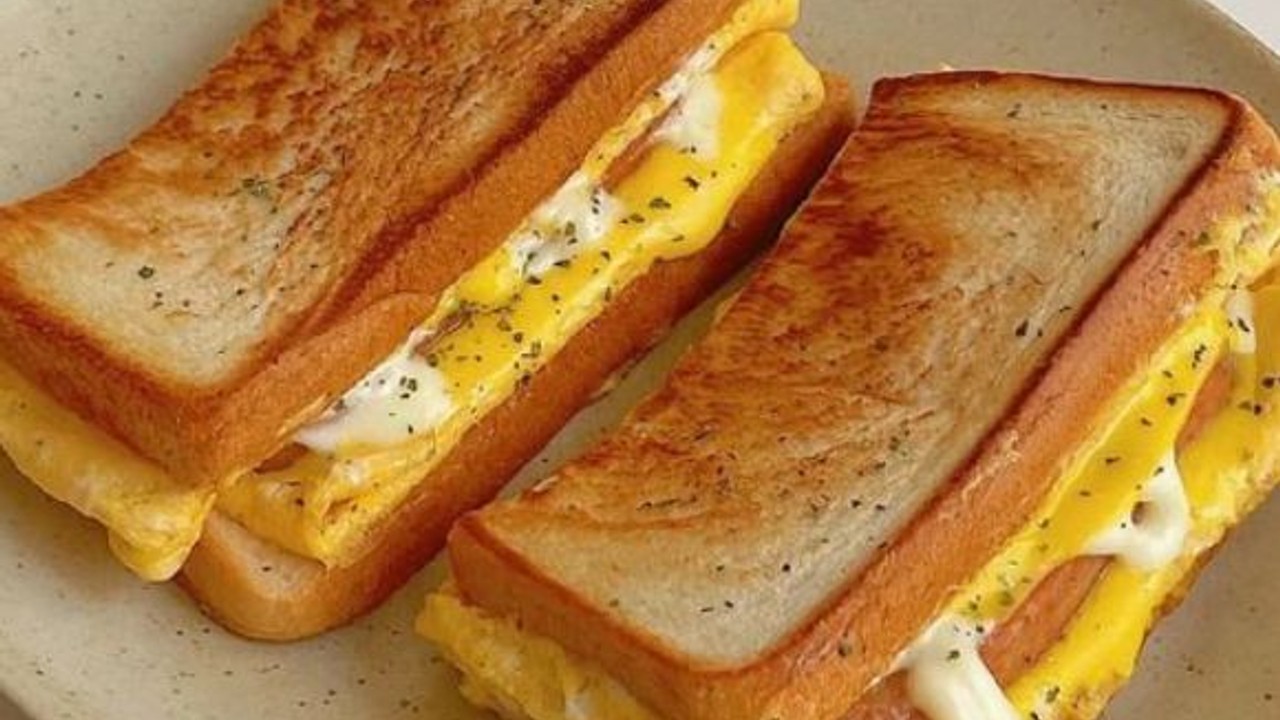 Sahurda Yapabileceğiniz Lezzetli Yumurtalı Sandviç Tarifi