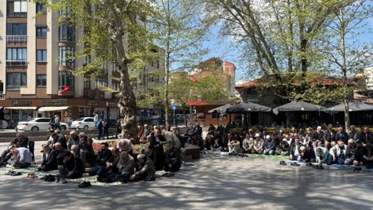 Balıkesir'de Cuma Namazında Yoğunluk