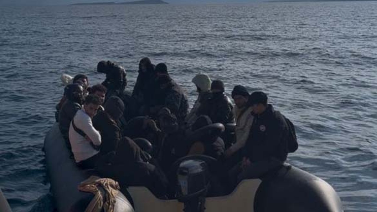 Ayvalık Açıklarında 20 Düzensiz Göçmen Yakalandı