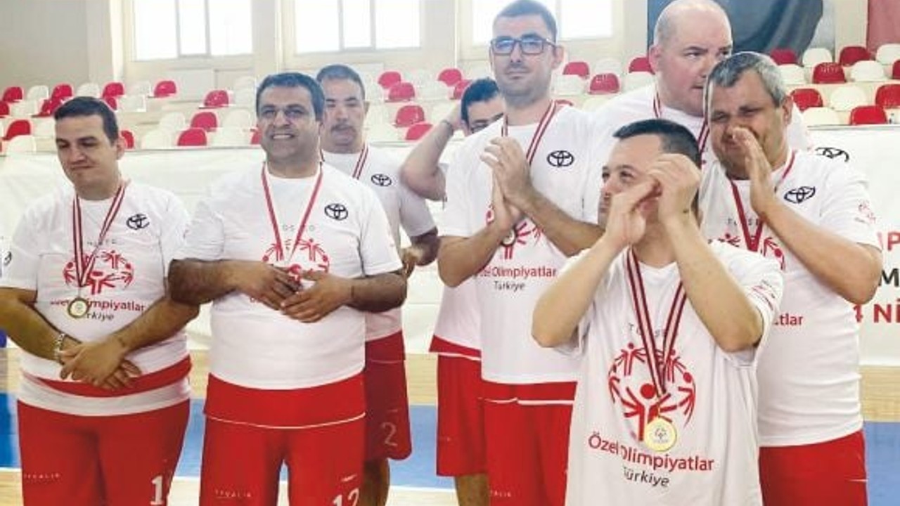 "Engelleri Aştılar, Altın Madalya ile Döndüler!"