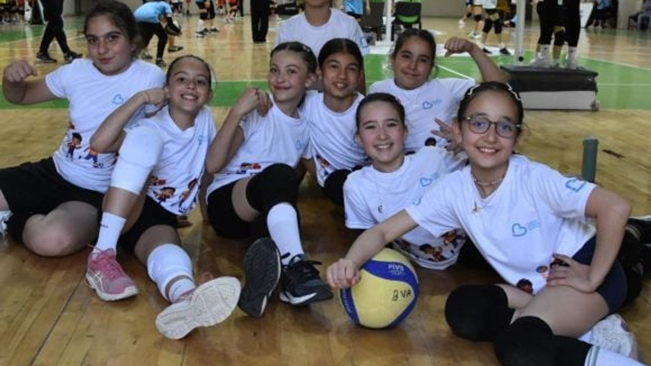 23 Nisan Mini Voleybol Şenliği yüzlerce sporcuyu buluşturdu