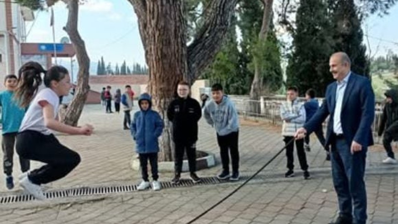 Balıkesir'de O Okulun Müdüründen Gülümseten Görüntüler!