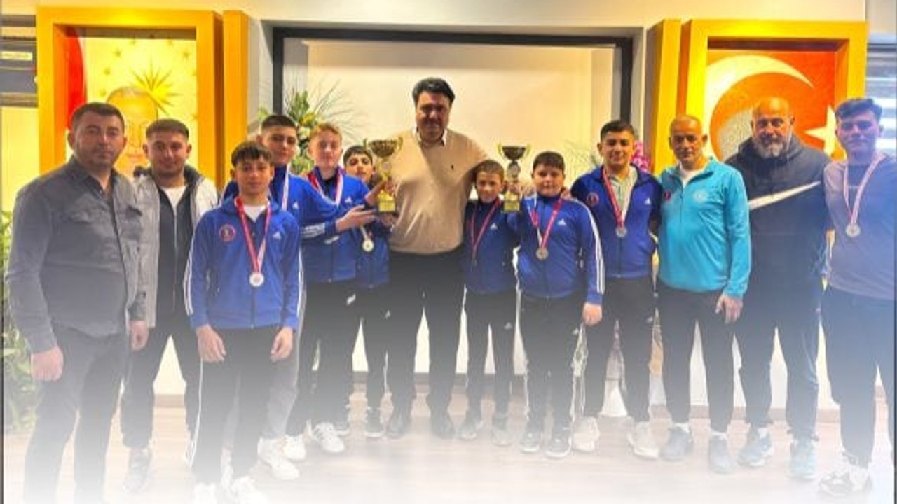Genç Güreşçilerden Başkan Ersoy’a Ziyaret