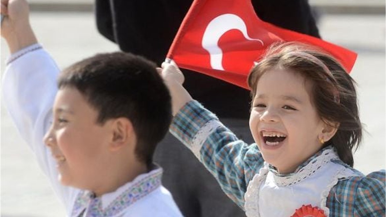 23 Nisan Coşkusu Burhaniye’yi Sarıyor