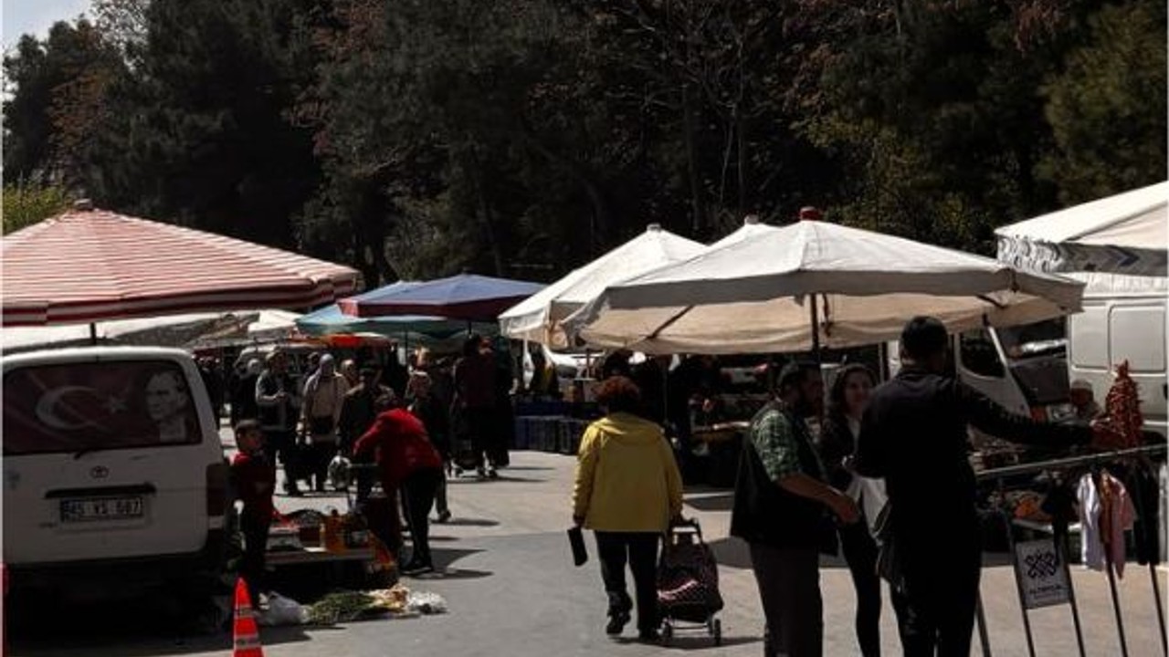 Cumartesi Pazarı Kalabalık