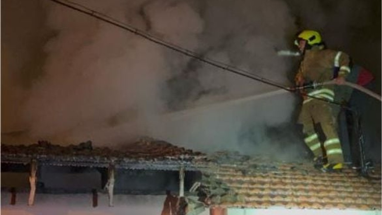 Gönen’de Gece Saatlerinde Yangın: İki Ev ve Bir Araç Zarar Gördü