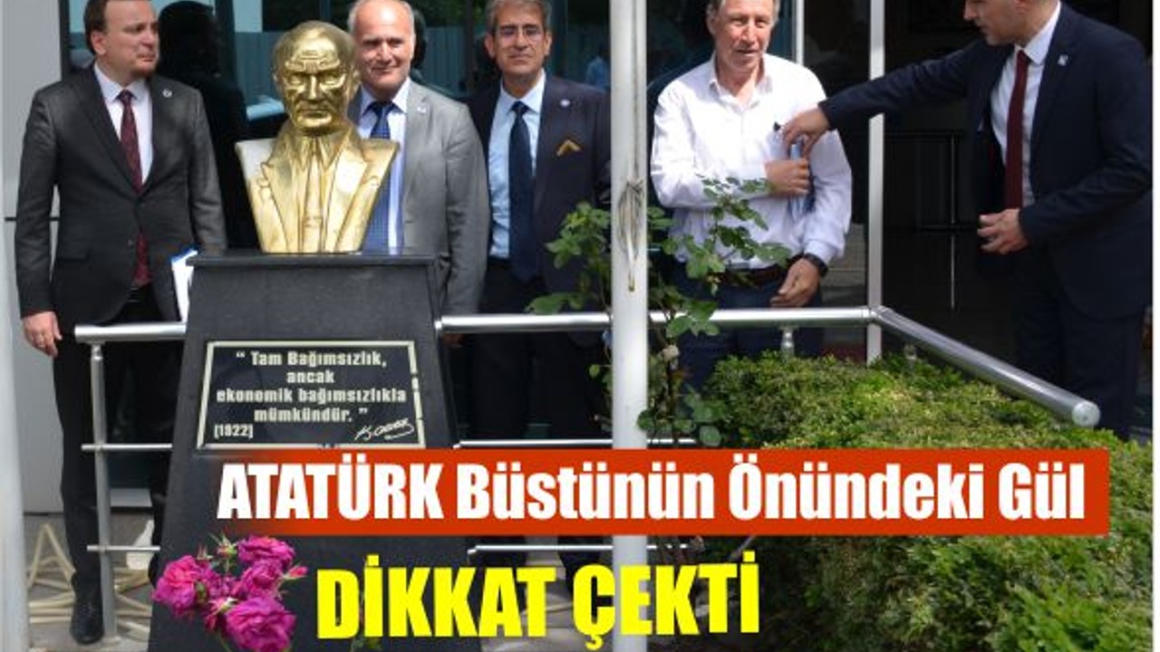 Atatürk Büstünün Önündeki Gül Dikkat Çekti
