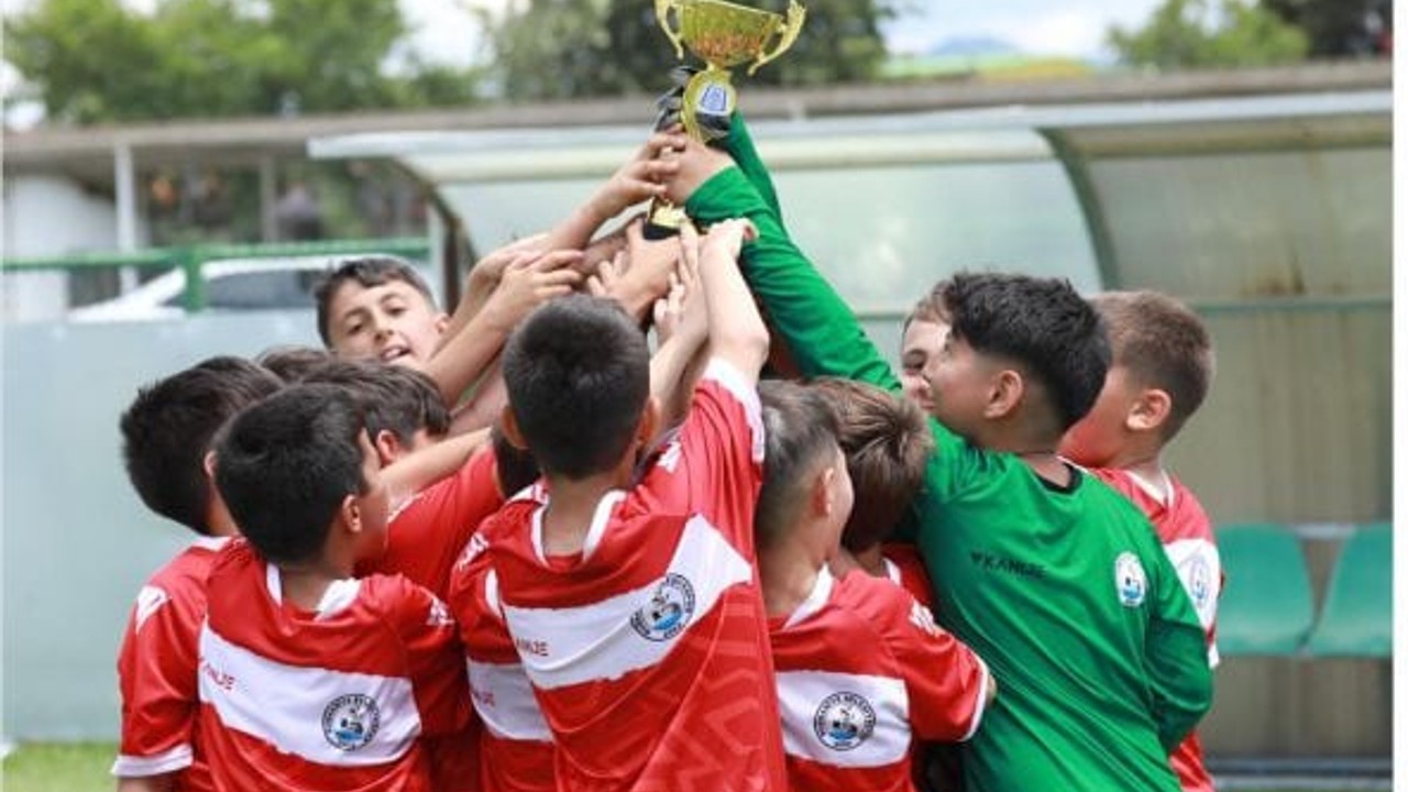 Burhaniye Belediyespor U-11 Namağlup Şampiyon!