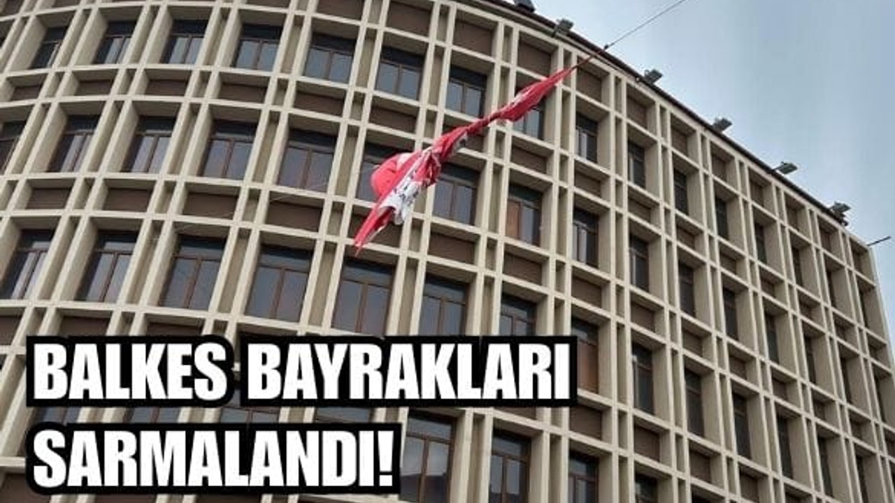 Balıkesir’de Rüzgar Balkes Bayraklarını Etkiledi