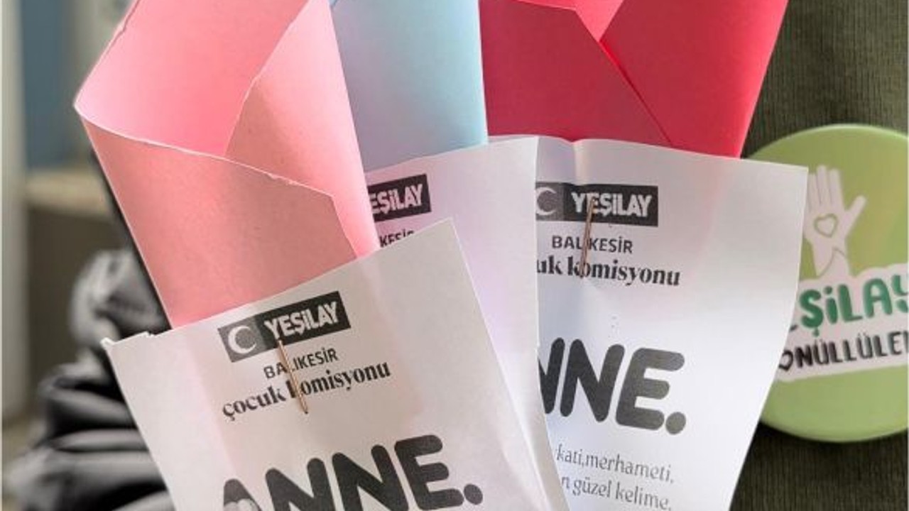 Yeşilay Balıkesir Çocuk Komisyonu’ndan Anneler Günü’nde El Emeği Çiçek Sürprizi