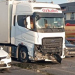 Edremit’te Tır Otomobile Çarptı, 1 Kişi Yaralandı