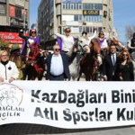 Edremit’te 8 Mart’a Atlı Kortejle Anlamlı Kutlama