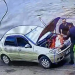 Alev alan otomobili üfleyerek söndürmeye çalıştı: O anlar kamerada