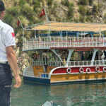 Sürüklenen teknedeki turistleri jandarma tahliye etti