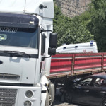 Hakkâri’de otomobil tıra çarptı: 1 yaralı