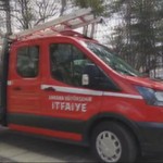 Ağaçta mahsur kalan kuşu itfaiye ekipleri kurtardı