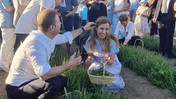 Ahmet Akın’dan Aromatik Bitki Hasadında Eşine Romantik Sürpriz