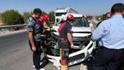 Balıkesir-İzmir Karayolu’nda Kaza! Kamyonete Çarpan Araçta Yaralı Var