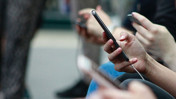 Telefonu bu şekilde tutmak bu rahatsızlığa davetiye çıkarıyor