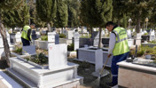 Burhaniye’de Bayram Öncesi Mezarlık Temizliği