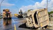 Balıkesir'de Yol Çöktü! Hafriyat Kamyonu Çukura Düştü
