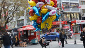 Balıkesir'in En İşlek Caddelerinde Uçan Balon Rüzgarı