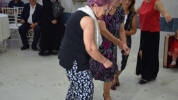 Emekli Öğretmen Düğünde Gençlere Taş Çıkardı!