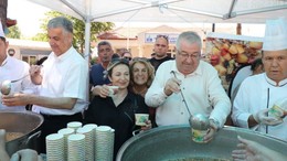 Başkan Ertaş Elleriy­le Aşure Dağıttı