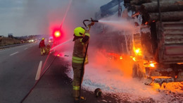 İstanbul-İzmir Otoyolu’nda Tomruk Yüklü Araç Alev Aldı