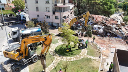 Balıkesir'deki depremde yıkılan binanın enkazı kaldırılmaya başlandı