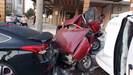 Balıkesir 4 aracın karıştığı zincirleme trafik kazası; 1 yaralı