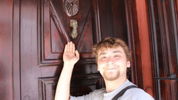 Balıkesir’de bu sokakta Tarihi Kapı Tokmakları Hâlâ Kullanılıyor