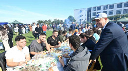 2 saatte 3 ton hamsi yediler