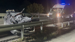 Tıra arkadan çarpan otomobil hurda yığınına döndü: 1 ölü